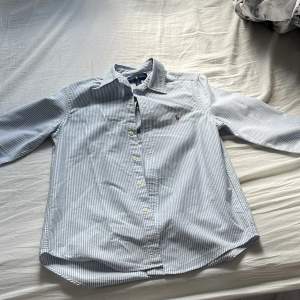 En blå vit Ralph Lauren skjorta, jätte fin