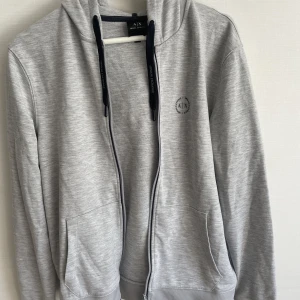 Armani ziphoodie - Hör av er för mer information och bilder!