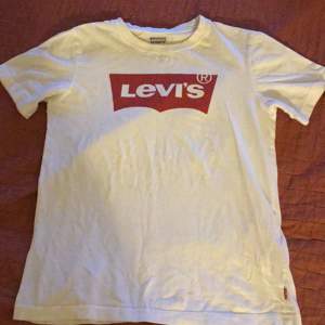 Säljer denna Levis tröjan ❤️står att det är strl 152 men skulle säga att den är S.