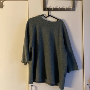 Stickad trekvartsärmad tröja  - Säljer min trekvartsärmade tröja eftersom den inte kommer till användning. Den är lite ”större” i storleken då den är oversized, & lite längre. OBS! Köparen står för frakten. 🤍