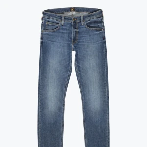 Lee jeans  - Säljer ett par mörkblå/blå Lee jeans i modellen Luke. Dem är fortfarande väldigt fräscha och ser nästintill nya ut. Skickar fler bilder vid intresse☺️