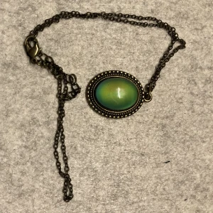 Halsband med sten - Färgskiftande halsband.  Vet inte vad som gör att det skiftar färg, blev förvånad själv nyss😅 Oanvänt.
