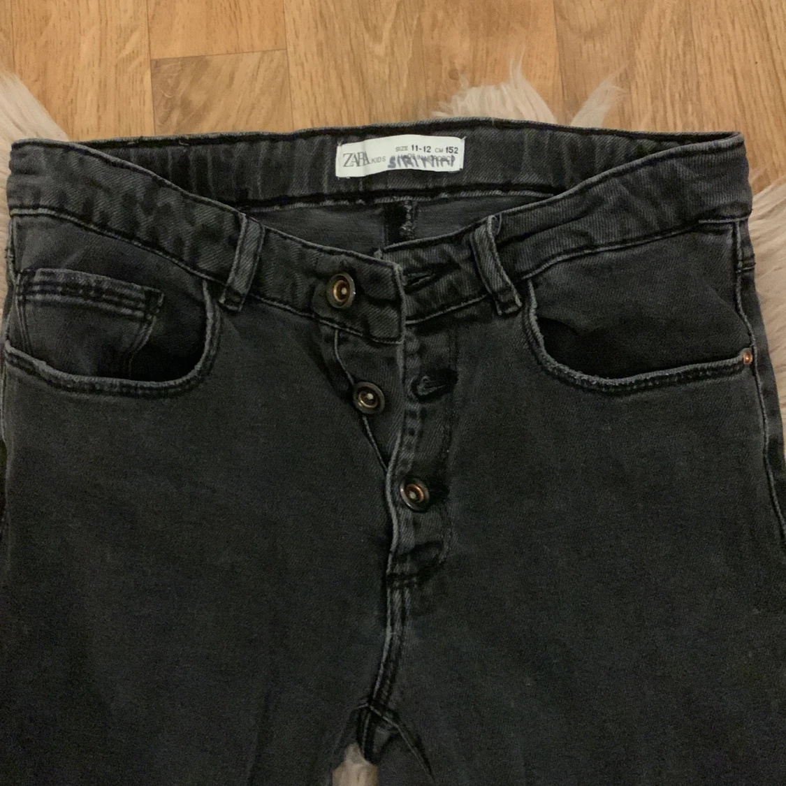 Svarta zara jeans - 90