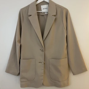 Kavaj - Beige kavaj från monki. Använd 1 gång.  Lite beigare i verkligheten. Oversize strl xs 