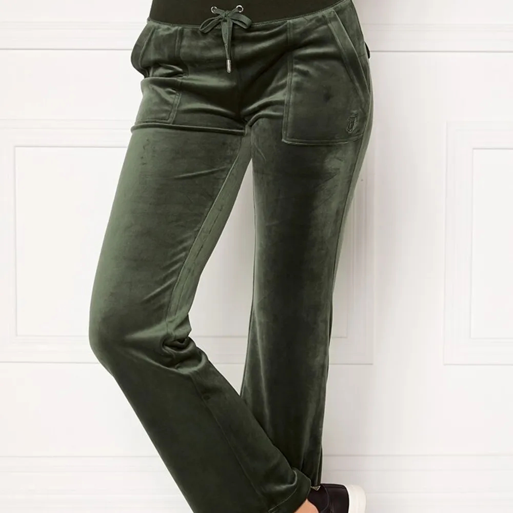säljer dessa gröna juicy couture byxor för 330kr + frakt 💚. Jeans & Byxor.