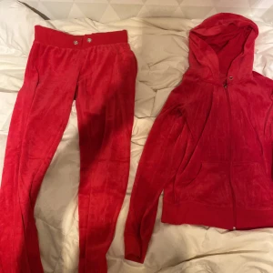 Cubus velour set  - Ett begagnat velour set från Cubus säljer pga ingen användning. Inga snören och byxorna är lågmidjade. Storlek XS passar även S