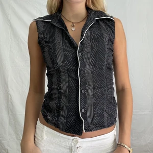 Svart vit kortärmad skjorta - Svart vit mönstrad kortärmad skjorta från vila stl xs (armarna är avklippta)