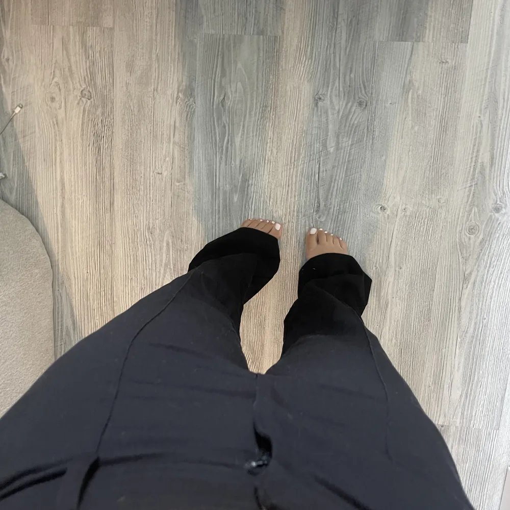 Svarta kostymbyxor från NA-KD! Slits där bak på benet! Bra skick!. Jeans & Byxor.