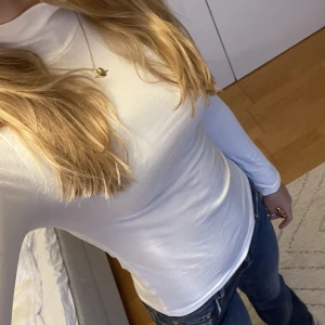 Tröja Med Krage - Vit Kragtröja fast kragen är inte så hög. Vet ej märkte men ganska likt intimissimi, vet inte storlek men passar S-XS. Säljer pga tycker inte jag passar i krage. Fint skick använt kanske 3 gånger, frakt ingår inte i priset