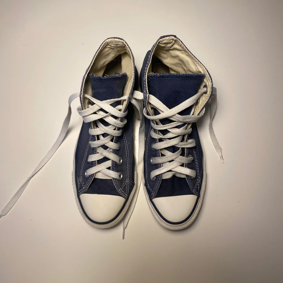 Mörk blåa converse 