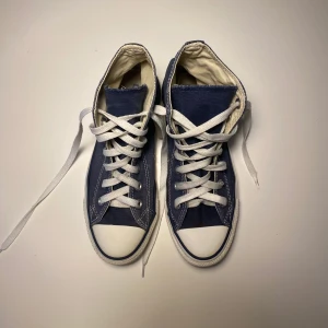 Mörk blåa converse  - Jättefina mörkblåa converse i storlek 37! De har inte används så mycket och de ser nästan helt nya ut. Säljer eftersom jag har vuxit ur dem.