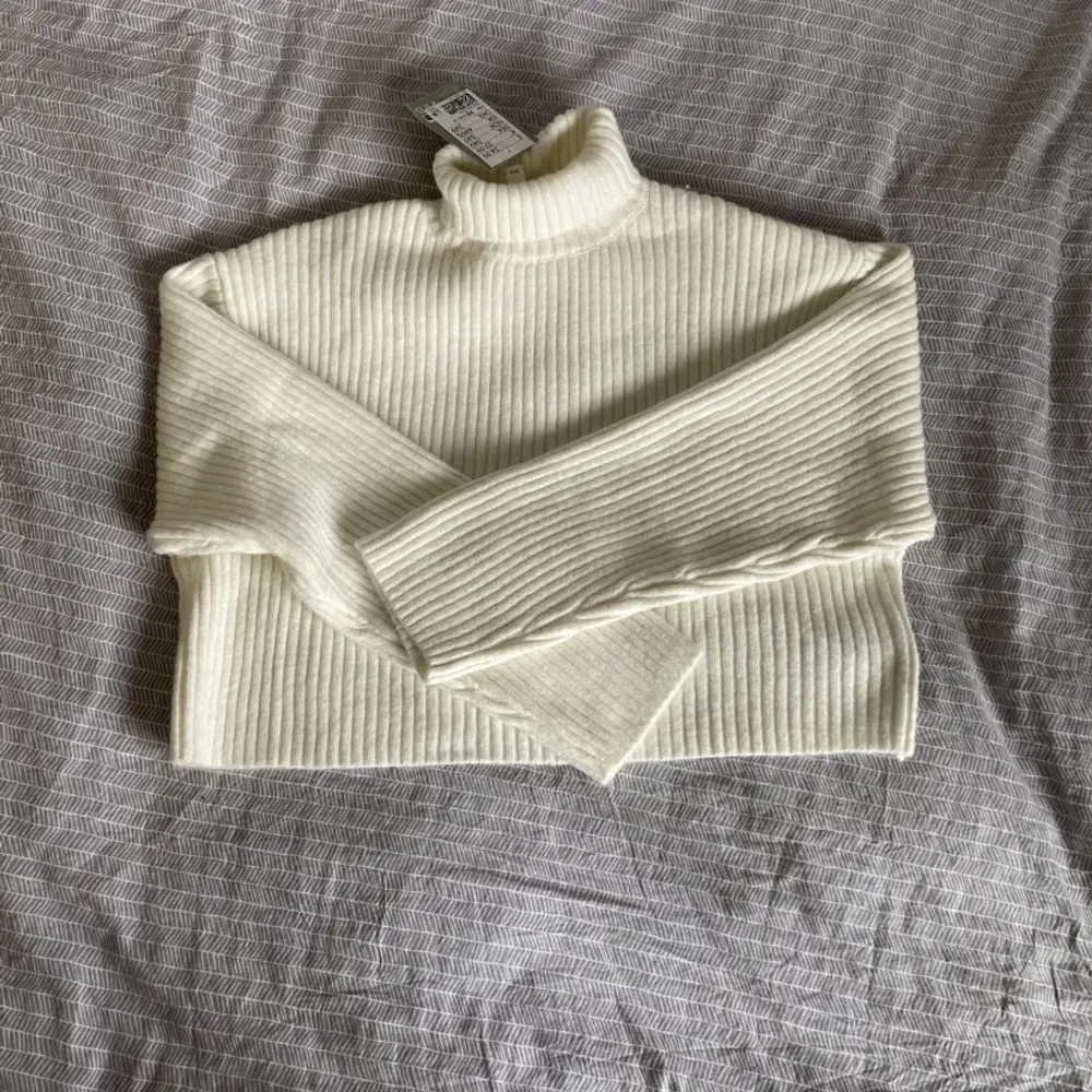 Säljer denna helt oanvända stickade tröjan. Jag fick den i födelsedagspresent och den gick ej att lämna tbx. Hör av dig för fler bilder så löser jag det! 💗 prislappen sitter kvar. köptes för 349 på hm. . Stickat.
