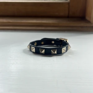 Valentino armband - Läder Låda, dustbag och extra nitar finns  Slitage på bandet 