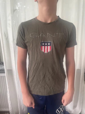 GANT t-shirt - Superfin gant t-shirt, perfekt för skolstarten! Oanvänt skick och säljes då den är för liten. Pris kan diskuteras och köparen står för frakten!🥰