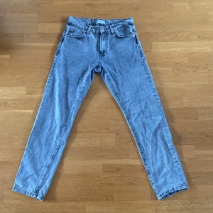 Woodbird jeans gråa - Storlek 30/32, modell dock ash, köpta i mars använda fåtal gånger, säljs pga att de inte passar längre. Skick 9/10 inga defekter. Nypris 899 kr