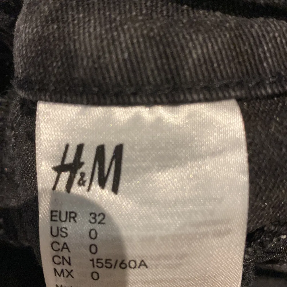 Ett par mörkgråa jeansshorts från H&m som blivit för små. . Shorts.
