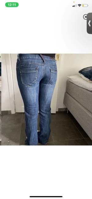 jätte söta jeans som tyvärr var lite små på mig. midjemåttet är 38cm rakt över och innerbenslängden är 37cm jag är 167.❤️ skriv om du har frågor💗