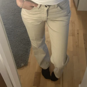 Levi’s jeans  - Beiga Levi’s jeans köpta på Humana men som i nyskick! Stl 32/XS, mid waist. Jag är 165 cm och Jeansen går ned till hälarna. 