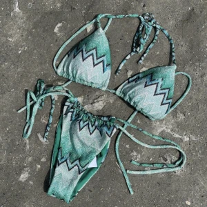Bikini  - Säljer den a superfina bikini från Design by si. Bikinin är i storlek M men passar även en som har S. Den är aldrig använd💕