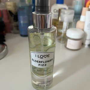 Body mist - En jätte fräsch body mist med fläder lukt. 80% finns kvar. Skriv om ni har frågor 