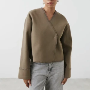 blanket stitch jacket - ginatricot - Slutsåld jacka från Ginatricot. Helt oanvänd och prislapp kvar!💌 