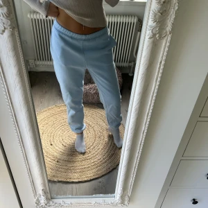 Mjukisbyxor - Säljer dessa ljusblåa mjukisbyxor från Gina Tricot! Använder aldrig längre🙌🏼🙌🏼