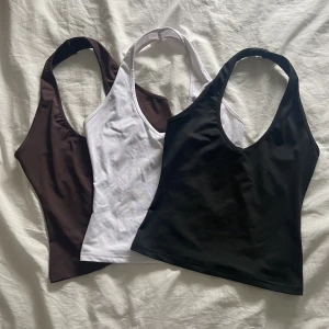 Halterneck toppar! - Säljer alla tre toppar för 100kr, vill du bara ha en eller två kontakta mig! Köpta från shein men kommer aldrig riktigt till användning💕