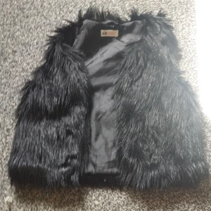 Väst - Svart lurvig väst 