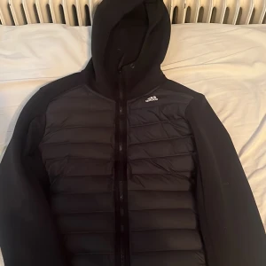 Svart adidas jacka - Storlek S. Använd men i väldigt bra skick utan några fel elelr brister. 