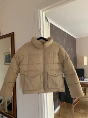 vinterjacka/pufferjacka  - Varm och skön pufferjacka/vinterjacka som är sparsamt använd. Den är lite oversized men funkar perfekt på mig som är en S! Nypris 600kr 