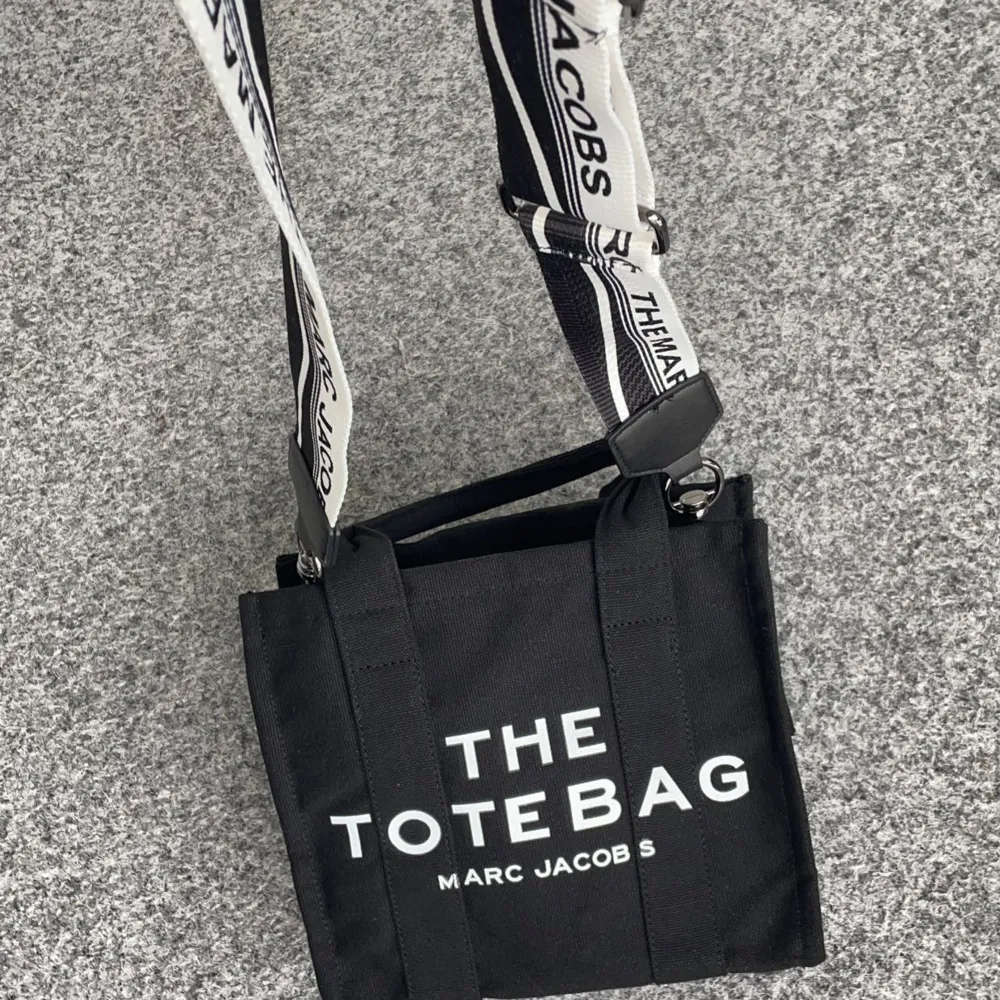 Säljer helt ny oanvänd Tote bag. mini modellen med justerbart band . Väskor.