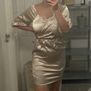 Rosaglam! - En glammig rosa klänning jag tänkte ha på nyår, men som aldrig användes och har hängt i gaderoben sen dess. Så fin!!💘