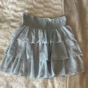 Kjol - Jättegullig kort volangkjol i strlk M från vero moda. Säljer pga att den inte kmr till användning❤️köparen står för frakten💖