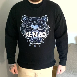 Äkta kenzo tröja  - Hej! Säljer min pojkväns Kenzo tröja då det inte är hans stil längre. Inköpt för 2199 men säljer för 400 då han vill få bort den fort. Inga hål eller fläckar. Storlek L men sitter som en M/L.