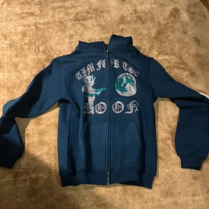 Aim for the moon - Säljer denna sjukt feta zip hoodien. Tyvärr för stor så kan inte använda den. Aldrig använd. Passar sjukt bra till det mesta och kan låva att du kommer att få måna komplimanger. Skriv om du har frågor