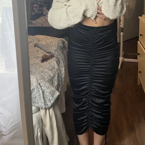 Justerbar kjol! - Svart kjol som går att göra både lång och kort! Har snöre nertill som gör den justerbar. 💕