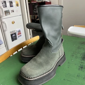 Eytys tucson boots - Säljer mina eytysboots! Köpta för 3000 säljer för 1500. Storlek 37 i gott skick förutom lite dammiga. 🤪  Möts helst upp då de väger ganska mycket så frakten blir en del. 