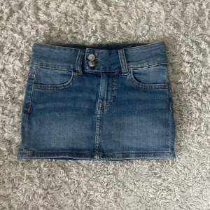 Jeans kjol hm strl 32 - Super snygg jeans kjol från hm, aldrig använd. I storlek 32. Kontakta mig vid frågor!💐💘