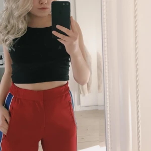 Röda byxor Zara strl. xs - Röda byxor med blå/vit rand på sidan av båda byxbenen. Fint skick och i storlek xs. 🙌🏼