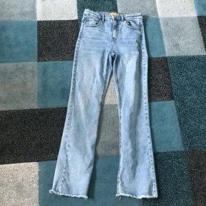 Fina billiga Gina Tricot jeans - Säljer ett par jeans från Gina. De är fortfarande fina, men vill bli av med dem så säljer dem billigt. De är i storlek 164 och nytvättade☺️finns bara en pytteliten fläck på enda benet (men syns bara om man tittar väldigt noga)  *Nypris 600kr