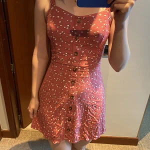 Klänning  - Klänning från Hollister. Jättesöt och bekväm. 