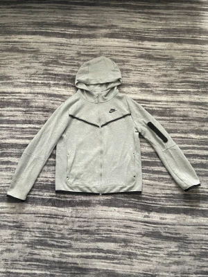 Nike tech fleece  - Hej Jag säljer min nike tech som jag har använt 4gånger om su är intresserad så kan du gärna kontakta mig