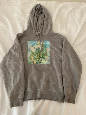Hoodie med tryck - Grå hoodie från Monki med tryck av målade tulpaner i bra skick🤍 Skriv gärna till mig innan ni trycker på köp nu(: