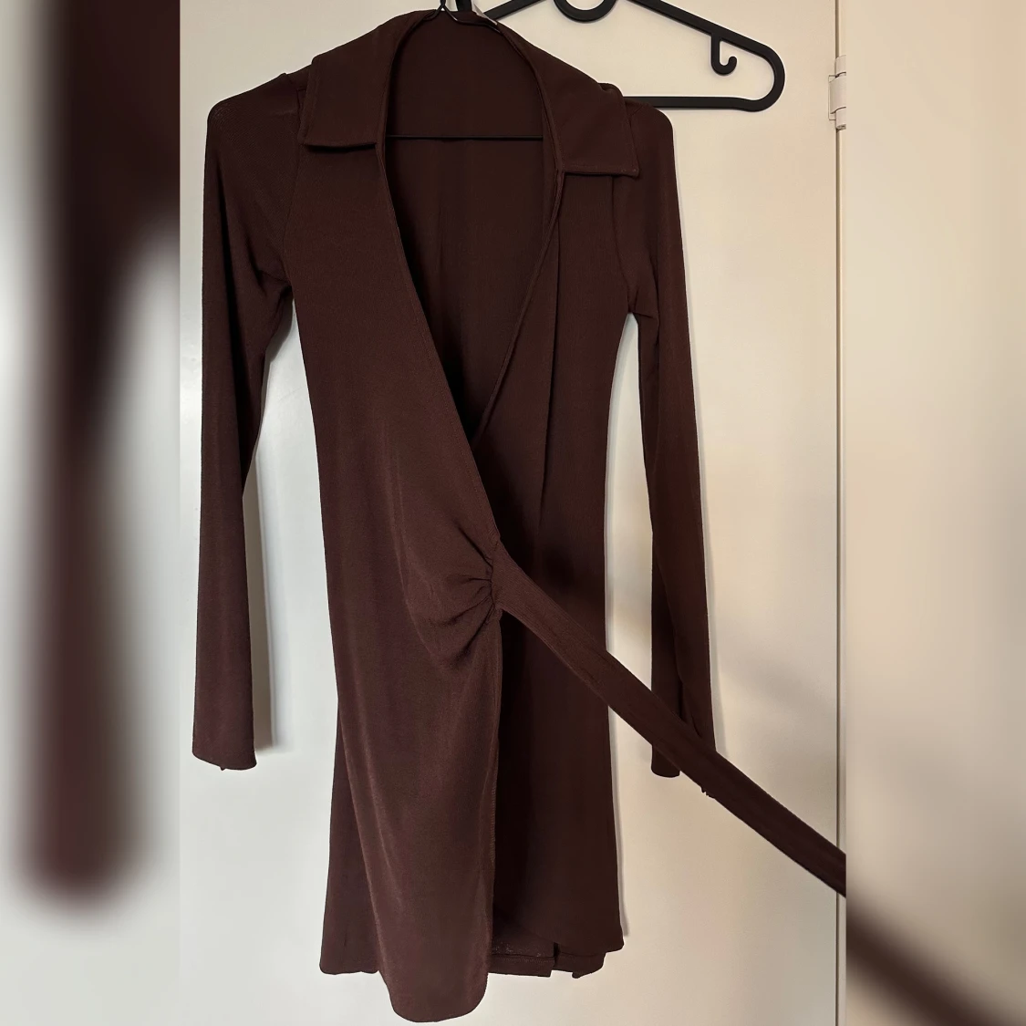 Kort omlottklänning med krage - 90