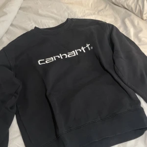 Svart sweatshirt  - Svart tröja med tryck 