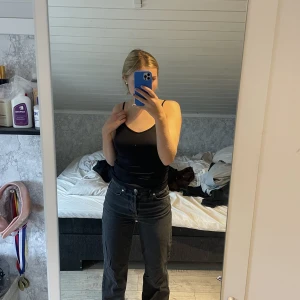Svarta jeans  - Säljer mina svarta vida högmidjade jeans. Jeansen är i ett mycket fint skick. 