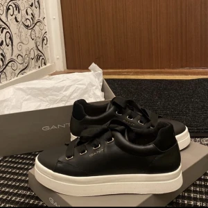 Gant skor  - Helt nya svarta gant skor, inte använda för dom va lite för stora, original pris 1500kr kvitta finns med!