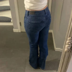Vintage jeans  - Säljer mina super fina vintage jeans från Lee men coola fickor. Har sytt in dem så att de är mer lågmidjade. Storlek 38💞