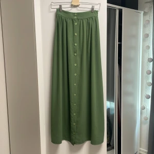 Lång kjol - chiffong - Långkjol i färgen grön, material chiffong. Mycket mycket bra i skick, endast använd 1 gång. Den har en elastisk midja vilket gör att den passar som XS men även för M storlekar (strechig). Väldig fin och enkel att stylea med😉