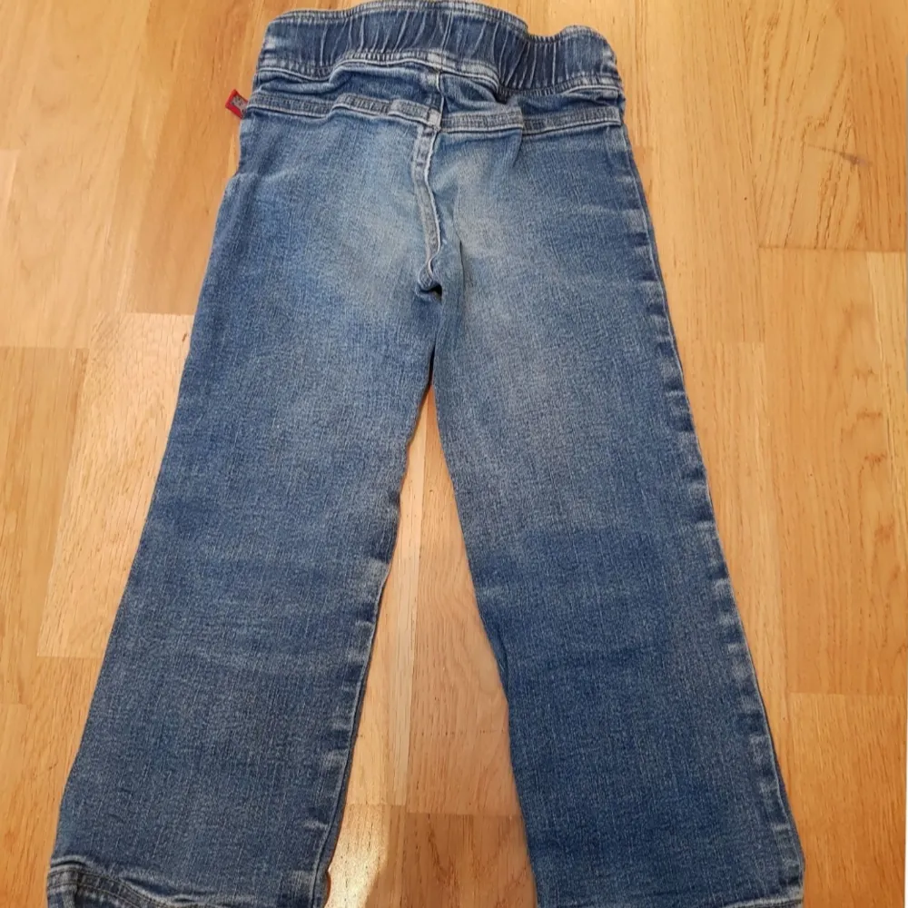 Blåa barnjeans från åhlens i storlek 98. Har två framfickor, dragkedja och tryckknappar.. Jeans & Byxor.